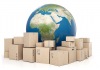 Descrição de imagem: Globo terrestre rodeado de caixas de entrega.