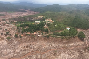 Rompimento da barragem de Fundão, em Mariana (MG). Rastro de destruição deixado pelo despejo de rejeitos de minérios na bacia do Rio Doce.