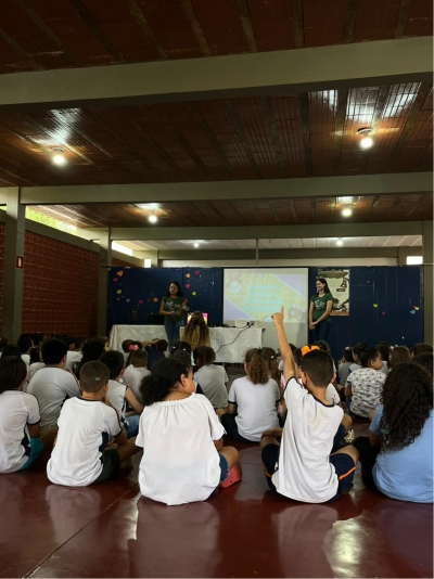 Figura 1: Roda de conversa inicial sobre os gambás no contexto urbano realizada na Escola Municipal Dulcinéia Gomes Torres, no município de Bambuí (MG).