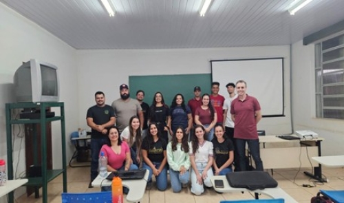 Alunos do IFMG-Campus Bambuí junto ao professor Dr. Thiago Moreira dos Santos e aos colaboradores do laticínio que participaram da ação de extensão