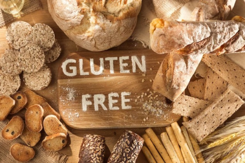 Alimentos diversos, com a palavra glúten free em destaque